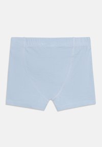 Ανοιχτό μπλε ανδρικά μποξεράκια με ορατή ραφή σε λευκό φόντο, απλωμένα και εμφανίζοντας την μπροστινή πλευρά.