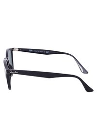 Ochelari de soare Ray-Ban cu un cadru elegant din plastic negru, lentile verzi și un design minimalist. Prezintă logo-ul și detalii din metal argintiu.