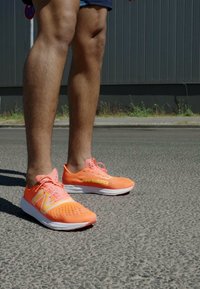 New Balance FUELCELL SUPERCOMP PACER - Zapatillas para caminar - neon dragonfly