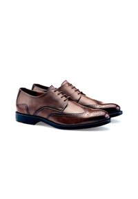 Chaussures habillées en cuir marron avec une texture lisse, design à bout d'aile et perforations décoratives. Présente une semelle en caoutchouc noir contrastante.