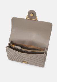 Portafoglio in pelle grigia con un design trapuntato. Presenta una chiusura a scatto, accessori in oro e un interno spazioso con una tasca con zip.