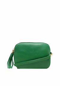 Grön läder crossbody-väska, rektangulär form, texturerad yta, med dragkedjestängning och en dekoration i form av en kvast på sidan.