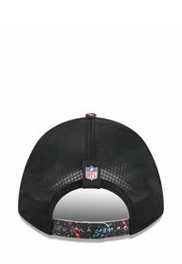 Casquette de sport noire avec un dos en mesh, présentant une visière à motif éclaboussé multicolore et une étiquette avec le logo de la NFL à l'arrière.