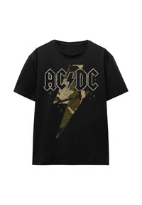 Schwarzes Baumwoll-T-Shirt mit einem Camouflage-Blitzgrafik und dem Text "AC/DC" in Silber. Kurze Ärmel und runder Ausschnitt.