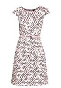 Robe rose clair avec un motif circulaire noir, manches courtes, encolure ronde, forme évasée, et ceinture assortie avec une boucle ronde.