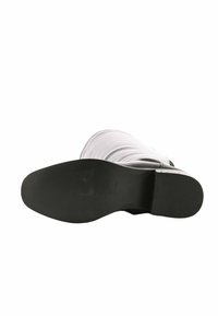 Suola in gomma nera con una superficie texturizzata; presenta una tomaia in tessuto bianco con una finitura liscia; design della punta rotonda.