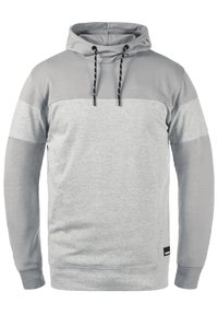 Grå hettegenser med to-farget design, som har en lysere øverste del og mørkere ermer. Den har hette med snor og ribbestrikkede mansjetter.
