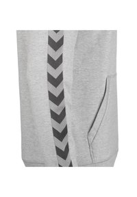 Felpa grigia con una striscia a zigzag a contrasto nera e grigia, dotata di tasca laterale e tessuto morbido e strutturato.