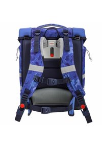 Zaino blu e navy con un motivo geometrico, spallacci regolabili, pannello posteriore in rete e hardware rosso per fissare e regolare la vestibilità.