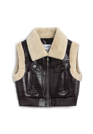 Bruine leren cropped vest met een crèmekleurige nepbont kraag, ritssluiting en twee voorzakken. Geribbelde zoom en textiel met structuur.