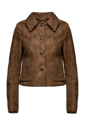 Barna színű velúr rövidített dzseki hegyes gallérral, négy fekete gombbal és két elülső foltzsebbel, fehér háttéren bemutatva.