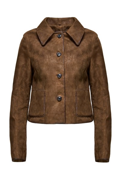 Veste courte en daim marron avec col pointu, quatre boutons noirs et deux poches plaquées à l'avant, présentée sur fond blanc.