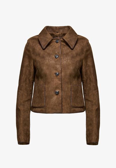 Veste courte en daim marron avec col pointu, quatre boutons noirs et deux poches plaquées à l'avant, présentée sur fond blanc.