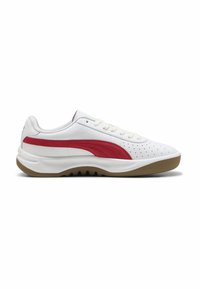 Sneaker in pelle bianca con dettagli rossi, design perforato, punta tonda e suola in gomma marrone chiaro. Chiusura con lacci e collarino imbottito.