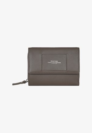 Portefeuille en cuir gris avec une finition texturée, doté d'une fermeture à rabat, d'un tirette en métal argenté et d'un compartiment pour cartes. Logo de la marque visible.