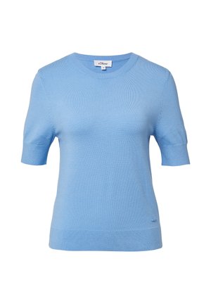 Hellblauer, kurzärmliger Strickpullover mit rundem Ausschnitt, geripptem Saum und einem kleinen Logo-Detail am Saum. Weicher Stoff.
