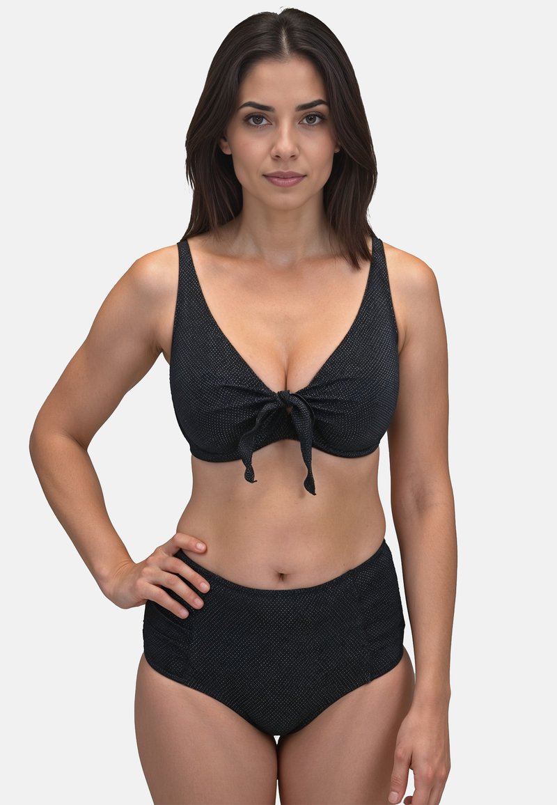 Completo bikini nero realizzato in un tessuto testurizzato e intrecciato. Il top presenta una scollatura profonda e un dettaglio con fiocco frontale; il fondo a vita alta accentua il punto vita.