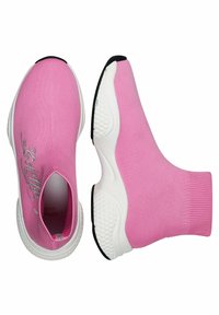 Rosa slip-on sneakers i stickad tyg med vit sula. Har en ribbad vrist och strukturerad sula för grepp. Silverfärgad logotypdetalj på sidan.