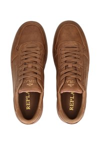 Un paio di sneaker casual in pelle marrone con area della punta perforata, stringhe abbinate e la scritta "REPLAY" stampata all'interno in caratteri dorati.