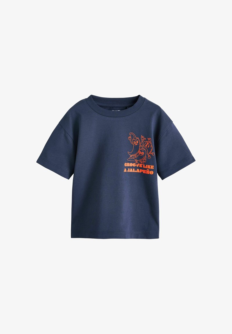 Dunkelblaues T-Shirt mit kurzen Ärmeln, auf der Brust mit einer orangenen Grafik tanzender Jalapeños und dem Schriftzug "Groove like a jalapeño".