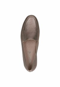 Metaalachtige bronzen instapper met een gladde textuur, ronde neus en minimale stikdetails. Het interieur heeft een gevoerde inlegzool.