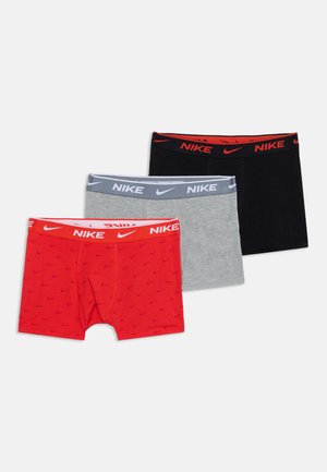 Trois paires de boxers pour hommes en rouge, gris et noir, chacun avec une ceinture à la marque Nike et de petits logos Swoosh.