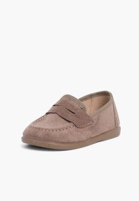 Brūni zamšadi loafers ar izšuvumu un dekoratīvu siksniņu. Zole ir viegla un elastīgi veidota, lai nodrošinātu komfortu.