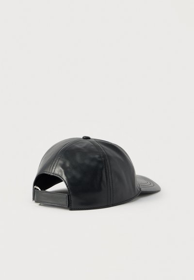 Μαύρο δερμάτινο καπέλο με στρογγυλεμένο στέμμα, επίπεδο γείσο και ρυθμιζόμενο λουρί στο πίσω μέρος. Ομαλή υφή με ορατές λεπτομέρειες ραφής.