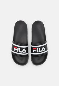 Crne klizne sandale s teksturiranom površinom, s širokom trakom na kojoj je bijeli i crveni "FILA" logo te kontrastne bijele pruge.