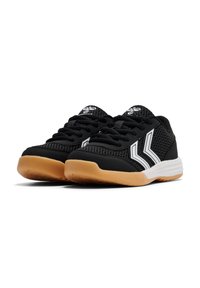 Schwarze Sportschuhe mit einem atmungsaktiven Mesh-Obermaterial, weißen Akzenten und einer Gummisohle, ausgestattet mit runden Schnürsenkeln und strukturierten Details.