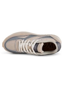 Beige nät-sneakers med mocka och texturerade accenter. Har grå detaljer, vita snören och en vadderad innersula. Rund tådesign.