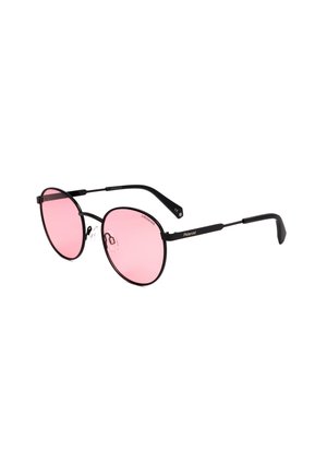 Occhiali da sole rotondi con sottili montature nere in metallo e lenti rosa sfumate, dotati di naselli regolabili e aste marchiate Polaroid.