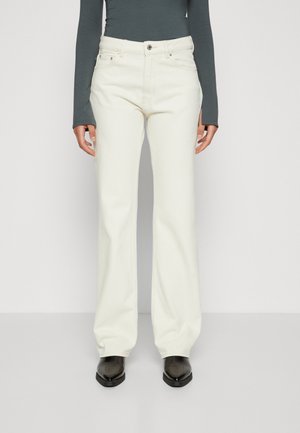 Vaqueros de campana color crema, confeccionados en denim con una textura suave, que cuentan con un botón frontal, lazos para cinturón y bolsillos laterales.