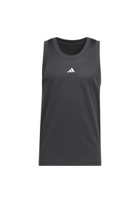 Tmavě šedý bezrukávový sportovní tank top, vyrobený z texturované síťoviny, má kulatý výstřih a malé bílé logo na hrudi.