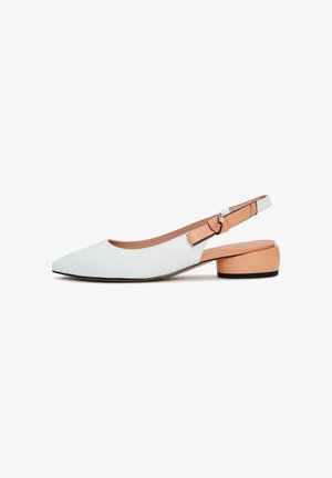 Zapato slingback de cuero blanco con punta puntiaguda, con un detalle marrón en el talón y una hebilla en la correa. Diseño de tacón plano.