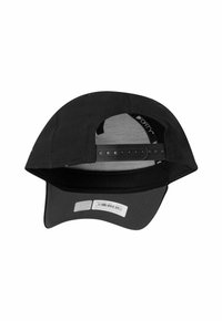 Casquette noire avec une visière incurvée, en tissu. Sangle arrière ajustable, doublure grise et étiquette intérieure visible. Présente la marque 9FORTY.