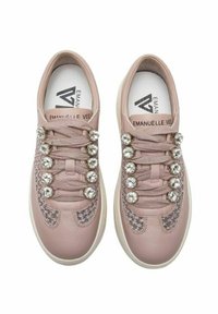 Sneakers rosa in pelle con borchie decorative argentate sui lacci, dettagli in tessuto grigio testurizzato e suola in gomma bianca.