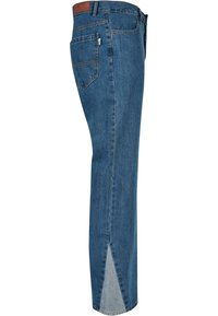 Niebieskie dżinsy o prostych nogawkach, z brązową skórzaną talią i bocznymi rozcięciami przy mankietach. Klasyczny krój z pięcioma kieszeniami.