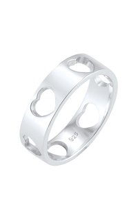 Silverring med utklippta hjärtformer längs bandet, polerat utförande och graverad "925" som indikerar sterling silverinnehåll.