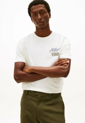 - T-shirt z nadrukiem