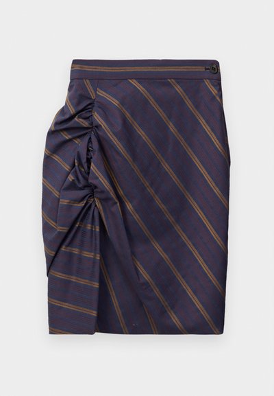 Gyűrött sötétkék szoknya átlós arany csíkokkal. Egyik oldalán összeszedett kialakítással és gombos derékpánttal rendelkezik.