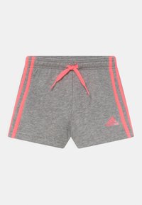 Pantalones cortos deportivos grises con franjas laterales rosas y cintura con cordón. Presentan un logo bordado de Adidas en el lado inferior derecho.