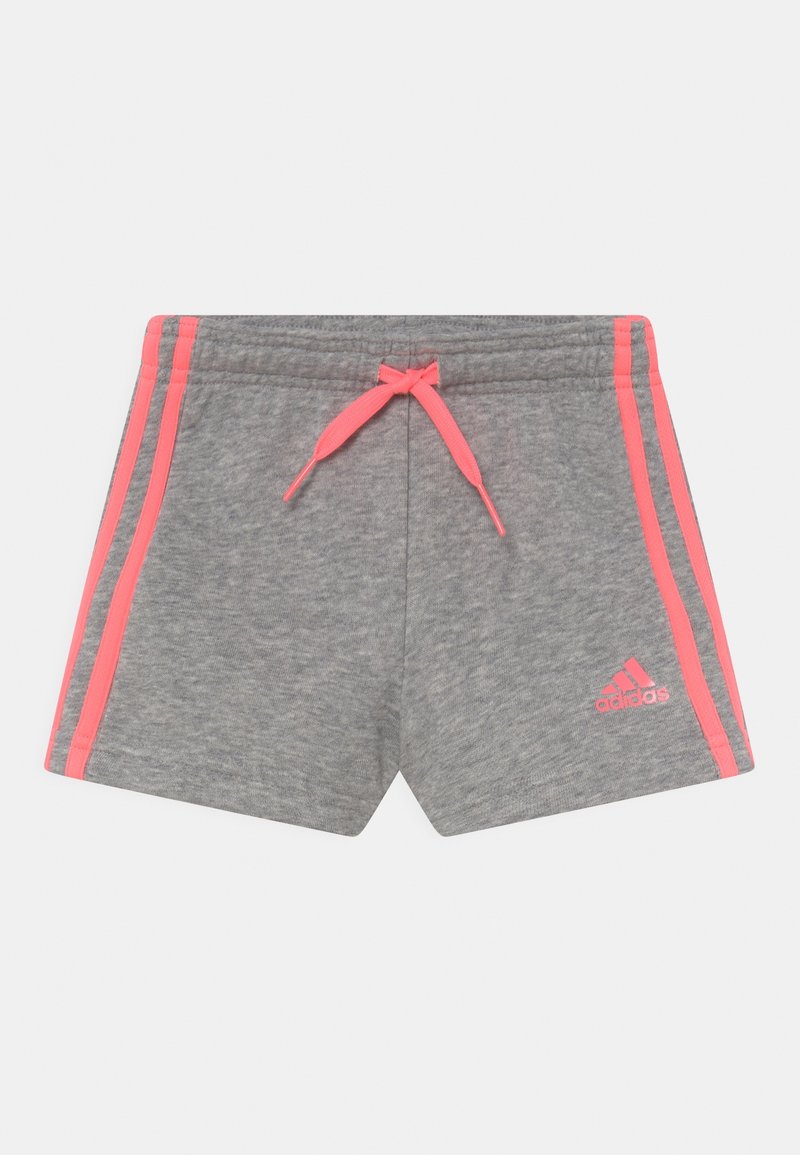 Pantalones cortos deportivos grises con franjas laterales rosas y cintura con cordón. Presentan un logo bordado de Adidas en el lado inferior derecho.