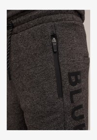 Unselected, grey