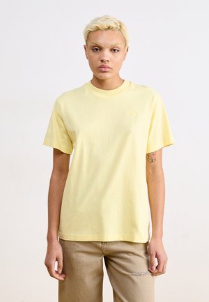 Lichtgele katoenen t-shirt met korte mouwen en een ronde hals. Beschikt over een klein geborduurd logo op de borst en heeft een relaxte pasvorm.