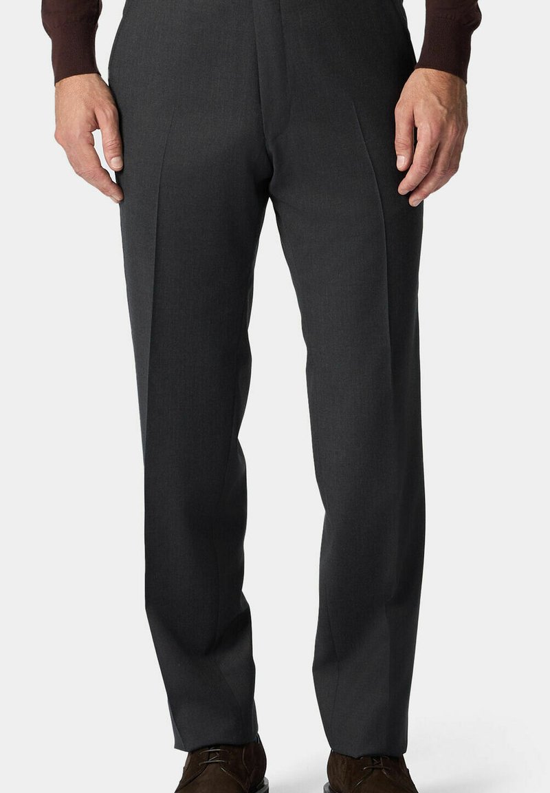 Dunkelgraue, maßgeschneiderte Hose mit glatter Textur, flachem Bund, zwei seitlichen Taschen und einem scharfen, geraden Beinansatz.
