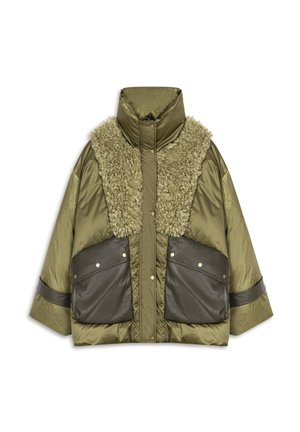 Olijfgroene pufferjas met een kraag van nepbont, grote donkere zakken en een satijnen afwerking. Voorzien van een hoge hals en een sluiting met drukknopen.