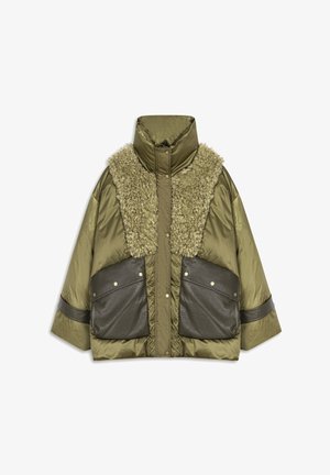 Olijfgroene pufferjas met een kraag van nepbont, grote donkere zakken en een satijnen afwerking. Voorzien van een hoge hals en een sluiting met drukknopen.