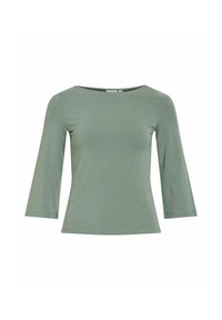 Grünes, figurbetontes Damenoberteil mit dreiviertellangen Ärmeln und einem Bootsausschnitt vor weißem Hintergrund.