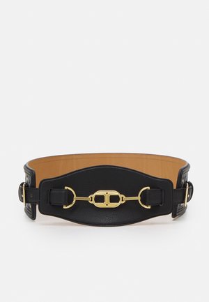 Large ceinture en cuir noir avec intérieur marron clair et boucle dorée en mors de cheval centrée sur le devant.